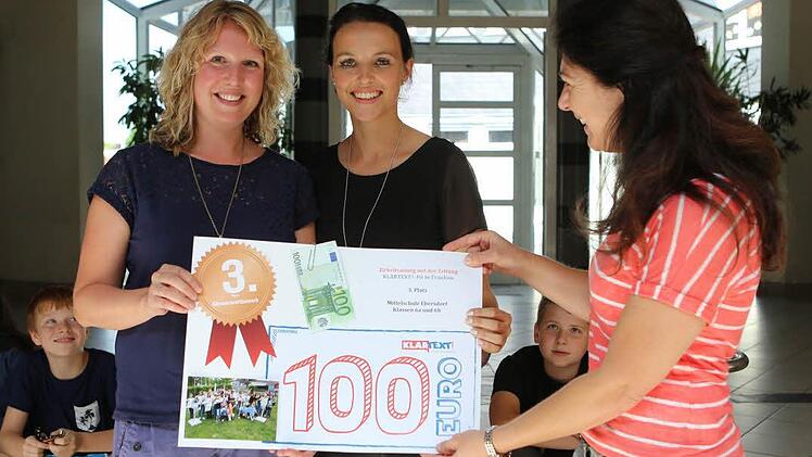Simone Jäck-Güntner und Julia Neubauer, Lehrerinnen an der Mittelschule Ebersdorf bei Coburg, nehmen für ihre Klassen 6a und 6b das Preisgeld für den dritten Platz entgegen. Foto: Barbara Herbst
