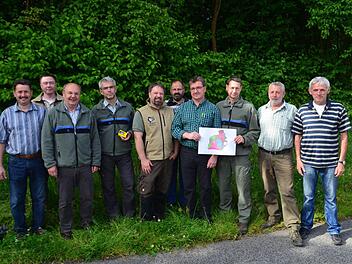 Gemeinsamer Rundgang durch den Wald: Bernhard Sixt (Waldkörperschaft), Fabian Menzel (FBG Rhön-Saale), Bernhard Zürner (AELF Bad Neustadt), Armin Otto (AELF Würzburg), Maik Despang (FBG Rhön-Saale), Rainer Sixt (Waldkörperschaft), Bernd Trunk (Forstsachver-ständiger), Hubert Türich (AELF Bad Neustadt), Erich Greubel ( Waldkörperschaft) und Ernst Weisensel Waldkörperschaft). Foto: Andreas Lomb