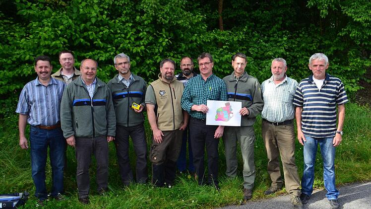 Gemeinsamer Rundgang durch den Wald: Bernhard Sixt (Waldkörperschaft), Fabian Menzel (FBG Rhön-Saale), Bernhard Zürner (AELF Bad Neustadt), Armin Otto (AELF Würzburg), Maik Despang (FBG Rhön-Saale), Rainer Sixt (Waldkörperschaft), Bernd Trunk (Forstsachver-ständiger), Hubert Türich (AELF Bad Neustadt), Erich Greubel ( Waldkörperschaft) und Ernst Weisensel Waldkörperschaft). Foto: Andreas Lomb