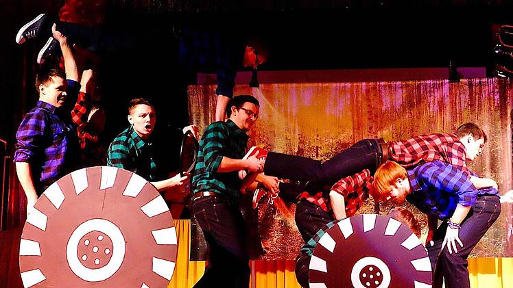 Ideenreich und akrobatisch präsentierte sich das Männerballett "Bröselbande" als Holzfäller mit einem Traktor aus Menschen. Foto: Gerd Schaar