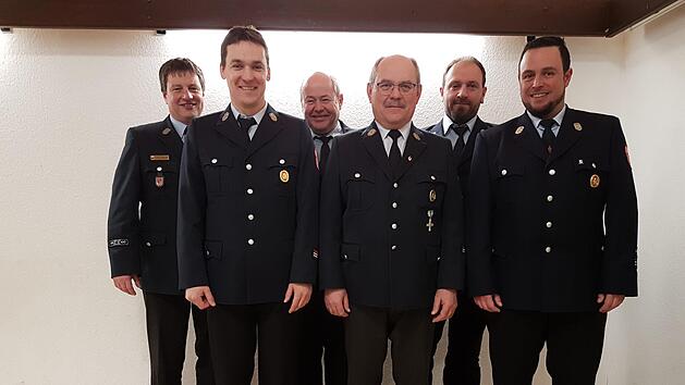 Ehrungen gab es  bei der Freiwilligen Feuerwehr Kleinwenkheim (von links): Kreisbrandmeister Guido Schneider, gesch&auml;ftsf&uuml;hrender Vorsitzender Oliver Jurk, Konrad Bader (25 Jahre Mitglied), Wolfgang Brust (40 Jahre), Mario Denner (25 Jahre) und Kommandant Marco Gessner. Foto: Nico Reu&szlig;