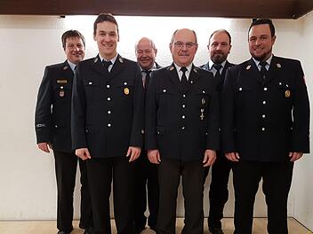 Ehrungen gab es  bei der Freiwilligen Feuerwehr Kleinwenkheim (von links): Kreisbrandmeister Guido Schneider, geschäftsführender Vorsitzender Oliver Jurk, Konrad Bader (25 Jahre Mitglied), Wolfgang Brust (40 Jahre), Mario Denner (25 Jahre) und Kommandant Marco Gessner. Foto: Nico Reuß