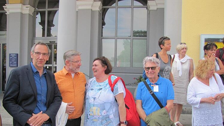 Endlich in Regensburg angekommen. Von links: Bürgermeister Thomas Nowak, Landrat Michael Busch, Carmen Wittmann, Ex-Behindertenbeauftragter Wolfgang Doischer, Liane Bietzsch, Leiterin des Awo-Mehrgenerationenhauses "Treff am Bürglaßschlösschen", sowie die Stadträtinnen Barbara Kammerscheid und Adelheid Frankenberger (beide SBC). Foto: Martin Koch