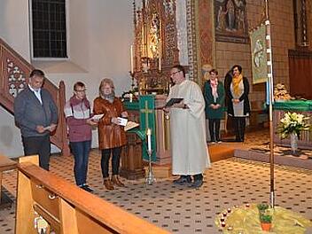 Übergabe der Friedensstandarte in der St.-Katharina-Kirche in Neukenroth. Von links Oliver Kraus, Martina Zimmermann, Elvira Ludwig, Diözesanrat Sebastian Rauer und rechts die Standarte, auf der steht: "Mach mich zu einem Werkzeug deines Friedens!" Foto: K.-H. Hofmann