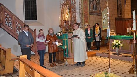 Übergabe der Friedensstandarte in der St.-Katharina-Kirche in Neukenroth. Von links Oliver Kraus, Martina Zimmermann, Elvira Ludwig, Diözesanrat Sebastian Rauer und rechts die Standarte, auf der steht: "Mach mich zu einem Werkzeug deines Friedens!" Foto: K.-H. Hofmann