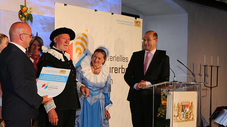 Bürgermeister Michael Kastl erhält die Urkunde aus den Händen von Heimatminister Albert Füracker. Foto: Thomas Malz