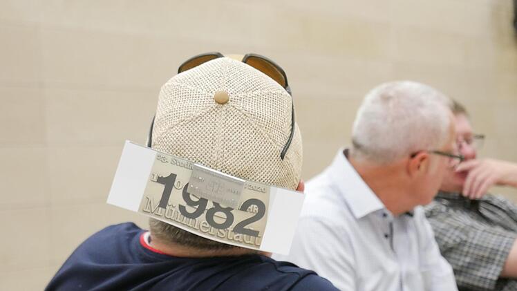 Jeder Jahrgang hatte einen eigenen Tisch im Sportzentrum. Die Teilnehmer bekamen eine Plakette. Foto: Heike Beudert