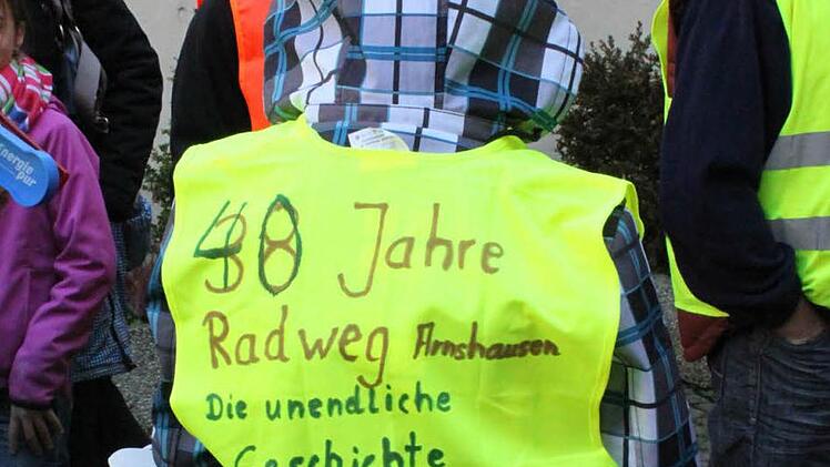 Nach 40 Jahren Protest bekommen die Arnshäuser ihren Radweg. Doch es gibt auch Kritiker im Bauausschuss wegen des abrupten Endes des Weges am Abzweig zum Wertstoffhof. Foto: Mäuser/ Archiv