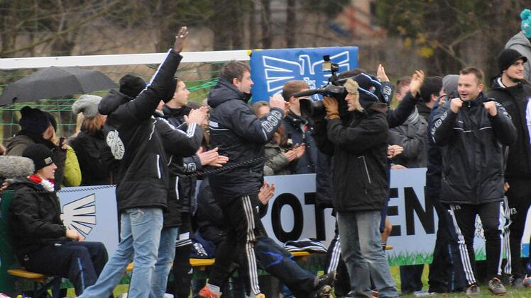 Bilder vom Aufenthalt von Hans Sarpei bei der DJK Kothen.