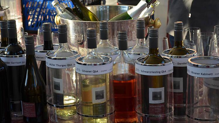 Edle Weine schenkten wie hier im Pavillon des Weinguts B. Rippstein auch alle anderen der fünf Sander Winzer ein. Foto: Sina Mattheus