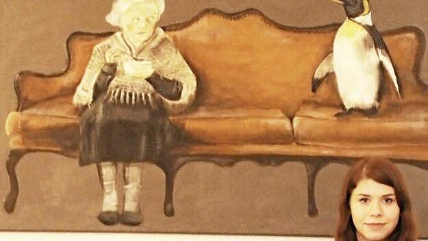 Auf besonderen Wunsch der Mutter platzierte Kira den Pinguin neben die alte Dame aufs Sofa.