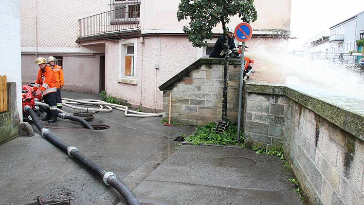Das Wasser wurde aus Gullys in der Alten Bamberger Straße in die Haßlach gepumpt, um das Ablaufen des Wassers zu beschleunigen.  Foto: Friedwald Schedel