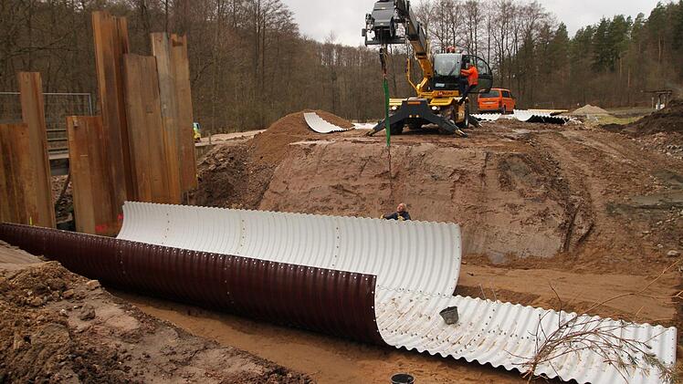 Ein Metalltunnel wird für den Köhlersgrundbach in den Ebelsbach in der Nähe der Abzweigung zur Kreisstraße nach Neubrunn verlegt.Foto: Günther Geiling
