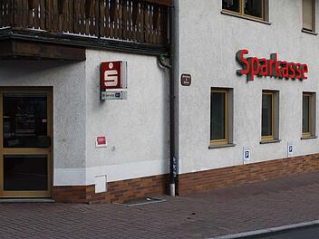 Die Sparkasse in Steinberg wurde geschlossen, nunmehr wird Steinberg von der mobilen Sparkasse bedient. Foto: Michael Wunder