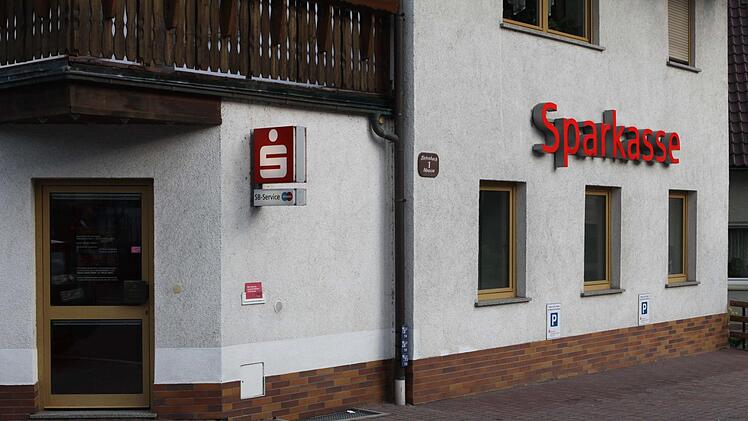 Die Sparkasse in Steinberg wurde geschlossen, nunmehr wird Steinberg von der mobilen Sparkasse bedient. Foto: Michael Wunder