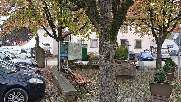 Hier stand der alte Brunnen noch am Marktplatz. Gerd Schaar/Archiv