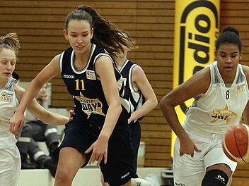 Kürzlich in Bamberg: Die Münchnerin Emily Bessoir (l.) verfolgt die Berliner "MVP" Nyara Sabally. Foto: sportpress