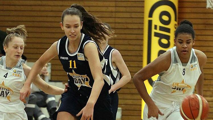Kürzlich in Bamberg: Die Münchnerin Emily Bessoir (l.) verfolgt die Berliner "MVP" Nyara Sabally. Foto: sportpress
