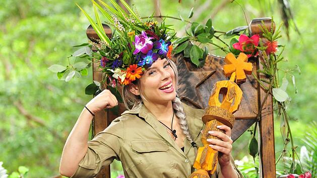 Die neue «Dschungelkönigin» Jenny Frankhauser (25) jubelt über ihren Erfolg. Die 25-jährige Halbschwester von TV-Sternchen Katzenberger setzte sich im Finale der der RTL-Show «Ich bin ein Star - holt mich hier raus» nach 17 Tagen im Dschungelcamp durch.  (Foto: Stefan Menne/MG RTL D /dpa)