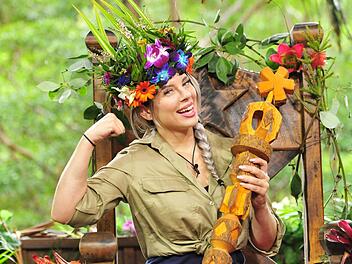 Die neue «Dschungelkönigin» Jenny Frankhauser (25) jubelt über ihren Erfolg. Die 25-jährige Halbschwester von TV-Sternchen Katzenberger setzte sich im Finale der der RTL-Show «Ich bin ein Star - holt mich hier raus» nach 17 Tagen im Dschungelcamp durch.  (Foto: Stefan Menne/MG RTL D /dpa)