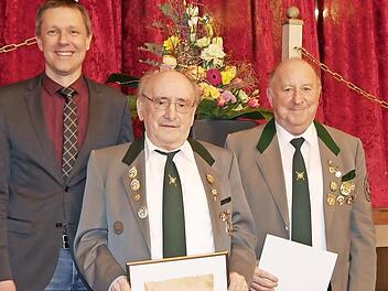 Alle ausgezeichneten Schützenbrüder (von links): Herbert Krug, Bürgermeister Marco Steiner, Arno Bätz, Werner Krug und Schützenmeister Klaus Lutz  Fotos: Manja von Nida