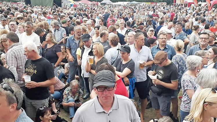 Etwa 12 000 Fans begeisterte Sting auf der Jahnwiese.