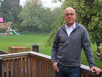 Vor einiger Zeit kaufte Gerd Kleinhenz ein Stück Grundstück dazu. In seinem Garten erholt er sich von den Aufgaben des Bürgermeisters. Hier spielen auch seine Enkelkinder. Foto: Ulrike Müller