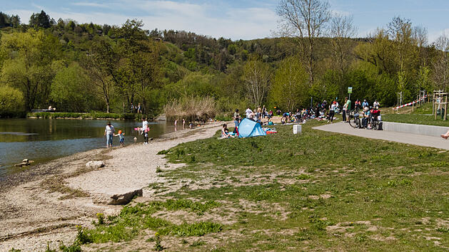 Der Sommer ist da, aber er bleibt nur kurz: Viele genossen am Sonntag das herrliche Wetter, wie beispielsweise hier am Mainufer bei Eibelstadt
