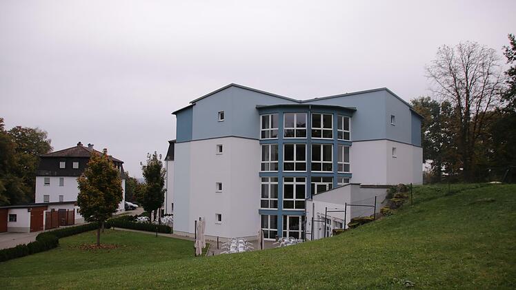 Auf der Wiese hinter dem Hauptbau soll der neue Küchen- Speisesaal- und Lehrsaalbau entstehen. Foto: Benedikt Borst