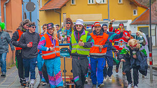 Tausende Narren und Närrinnen feierten auf der Straße