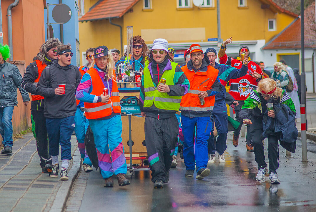 Tausende Narren und Närrinnen feierten auf der Straße