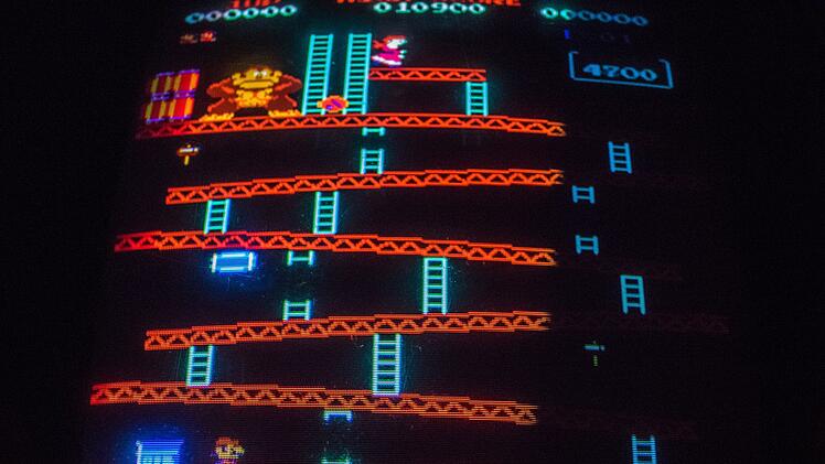 Der Jumpman in Rettungsmission: Im Arcade-Spiel "Donkey Kong" muss der erst sp&auml;ter Mario getaufte Held eine Freundin aus den F&auml;ngen eines Gorillas befreien.