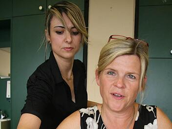 Klassenlehrerin Ursula Spieß genießt es, von ihren Schülern einmal bewirtet zu werden. Für das Business-Menü hat sie nur positive Bewertungen. Fotos: Sonja Adam