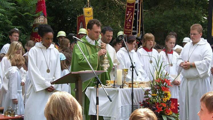Herwig Gössl bei seinem Abschschiedsgottesdienst als Pfarrer in der Pfarrei Weisendorf und Geburt Mariens Hannberg im Jahr 2007. Foto: Stefan Reinmann