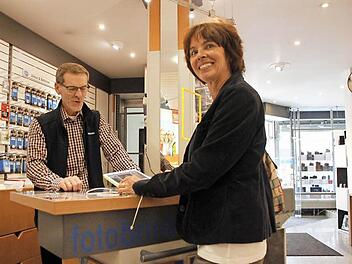 Thomas Kleinert von Foto-Brinke berät eine Kundin. Foto: Groscurth