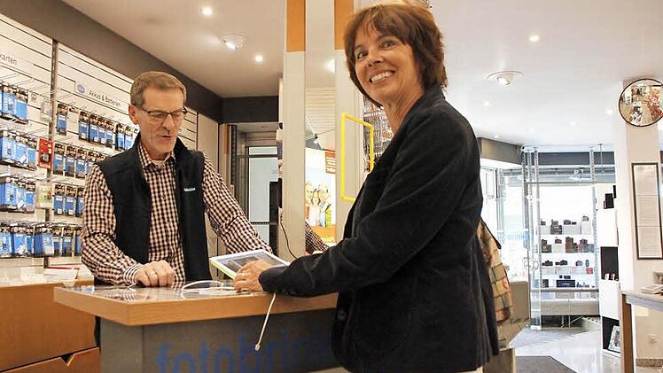Thomas Kleinert von Foto-Brinke berät eine Kundin. Foto: Groscurth