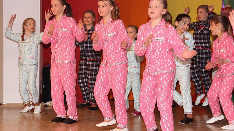 Die Sternchengarde, trainiert von Christina Skuppin, Julia Hellmig und Stefanie Wohlfromm, begeisterte mit ihrer Pyjama-Party die Besucher der Münnerstädter Prunksitzung. Foto: Dieter Britz