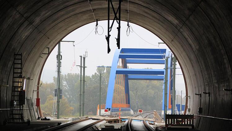 Das Südportal des Eierbergtunnels und die sich daran anschließende Flutmuldenbrücke bei Wiesen. Über dieses Portal gelangen die Retter notfalls auch mit Fahrzeugen in den ICE-Tunnel. Foto: Matthias Einwag