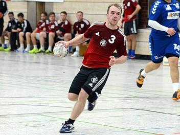 Die TSH-Handballer um Kapitän Jonas Hirning taten sich in Hemau lange schwer und offenbarten in der Abwehr erneut Defizite. Erst nach der Pause rief der Favorit sein Potenzial ab. Foto: herzopress/Archiv