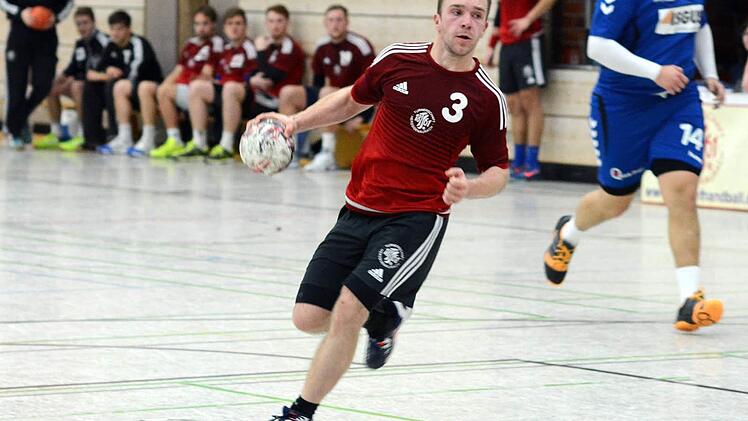 Die TSH-Handballer um Kapitän Jonas Hirning taten sich in Hemau lange schwer und offenbarten in der Abwehr erneut Defizite. Erst nach der Pause rief der Favorit sein Potenzial ab. Foto: herzopress/Archiv