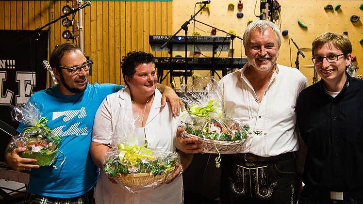 Die drei besten Schnellesser ehrte David Pfeufer (rechts) von den Fleisch- und Wurstfreunden.Foto: Walter Ulrich