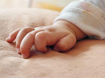 Baby-Glück in einer jungen Familie: Nach einigen Wochen ändert sich alles. Der Vater begeht Mord! Die Eltern standen nun vor Gericht.  Symbolbild: pixabay.com/RitaE