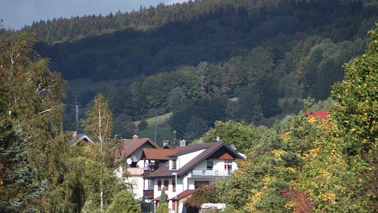 Von Riedenberg führt der Schotterweg in Richtung Oberbach weiter. Die Asphaltierungsarbeiten verzögerten sich. Foto: Ulrike Müller