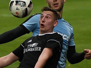 Der Wallenfelser Marius Stumpf (schwarzes Trikot) setzt sich im Zweikampf gegen den Obermainer Andreas H&uuml;mmer durch.  Foto: Gunther Czepera