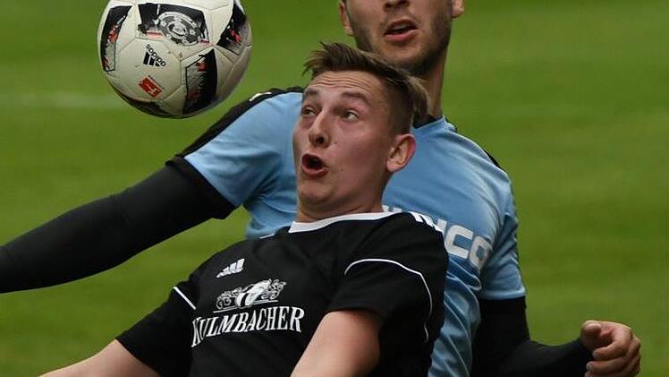 Der Wallenfelser Marius Stumpf (schwarzes Trikot) setzt sich im Zweikampf gegen den Obermainer Andreas H&uuml;mmer durch.  Foto: Gunther Czepera