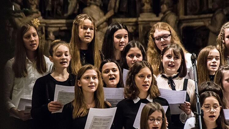 Zahlreiche Mitwirkende gestalteten die konzertante Weihnachtsfeier  des Casimirianums in St. Moriz - vom Vororchester bis zu den CaSingers und den CaSinfonikern unter der Leitung von Hans-Jürgen Hofmann.Foto: Jochen Bergerd