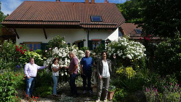 Monika und Norbert Jungkunz werden f&uuml;r ihren Garten ausgezeichnet. Foto: Paul P&ouml;hlmann