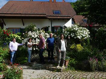 Monika und Norbert Jungkunz werden für ihren Garten ausgezeichnet. Foto: Paul Pöhlmann
