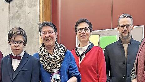 Unser Foto zeigt (von links): Gisela Geisel von der Tagesst&auml;ttenleitung, Sch&uuml;lersprecher Nik,die Heilp&auml;dagogische F&ouml;rderlehrerin Kornelia Sch&uuml;ler, Monika Fella, Aufsichtsratsvorsitzende der Lebenshilfe Bad Kissingen, Elternbeiratsvorsitzenden Flor...