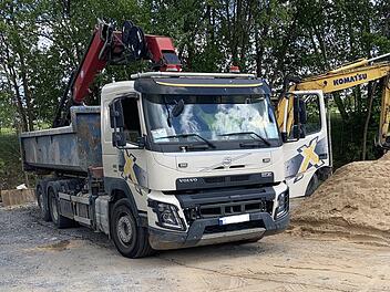 Mit Lkw-Kran an Bahnbrücke bei Schwarzenbach hängen geblieben